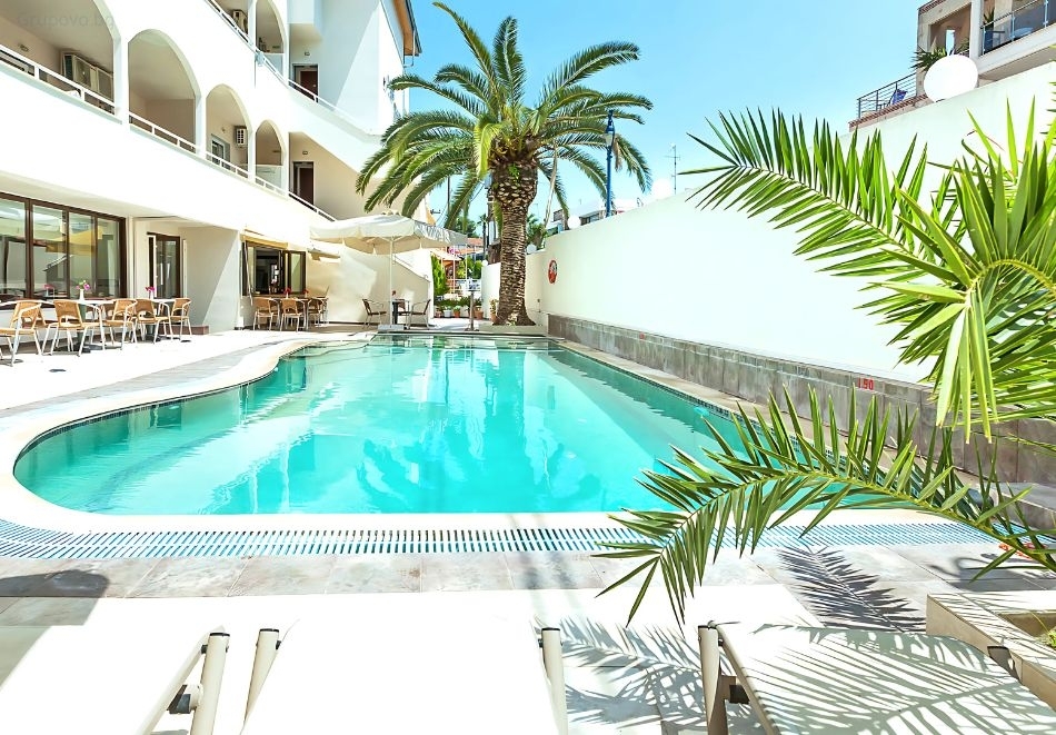 Ранни записвания на 200м. от плажа в Ханиоти, Гърция: Нощувка на човек със закуска и вечеря + басейн в Elinotel Polis Hotel