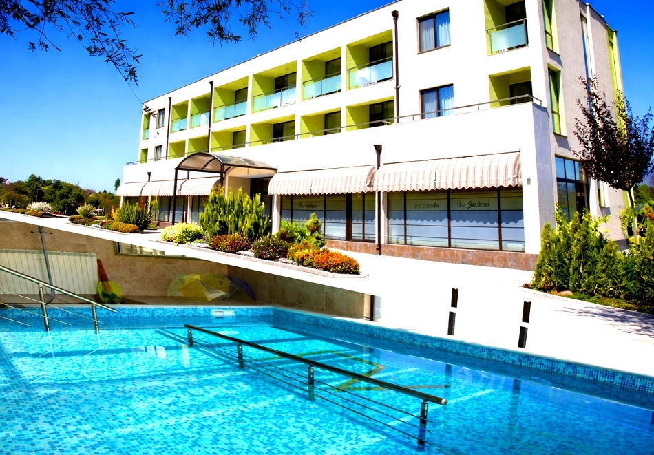 Балнео оферта за Павел Баня: Нощувка на човек със закуска и вечеря + преглед от лекар-специалист, лечебни процедури и минерален басейн от хотел-клиника Д-р Гечеви