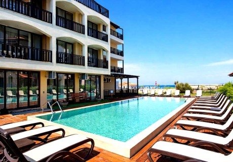 На ПЪРВА линия, плаж Оазис Бийч, Лозенец: Нощувка на човек в апартамент + басейн и ползване на паркинг от хотел Оазис дел Сол