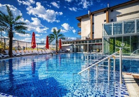 Пакет Здравна каса: 7 нощувки за двама със закуски и вечери + процедури + минерален басейн в Хотел Царска баня, гр. Баня край Карлово