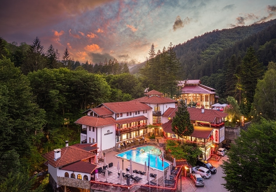 От 12.03 до 29.04 делник в Чифлика: Нощувка за двама със закуска и вечеря + минерален басейн и релакс зона в хотел Алфарезорт Термал