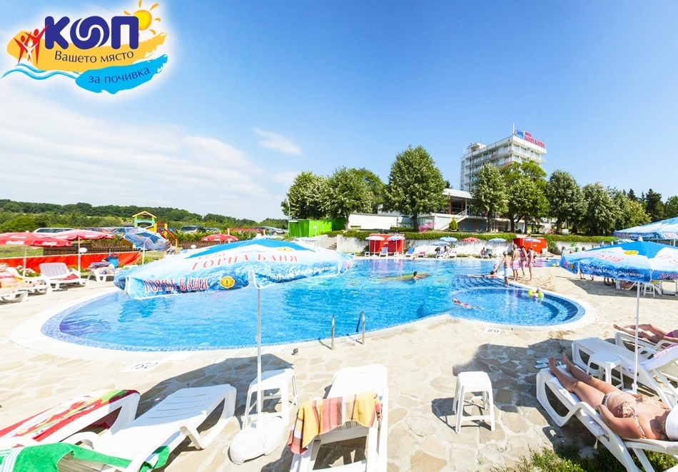 На 100 метра от Южния плаж в Китен! Нощувка на човек със закуска и вечеря + басейн и паркинг в хотел КООП Китен