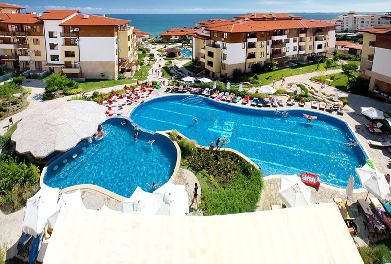 На море в Свети Влас: Нощувка от 2-ма до 6-ма + ползване на 8 басейна от Апарт хотел Райска градина****