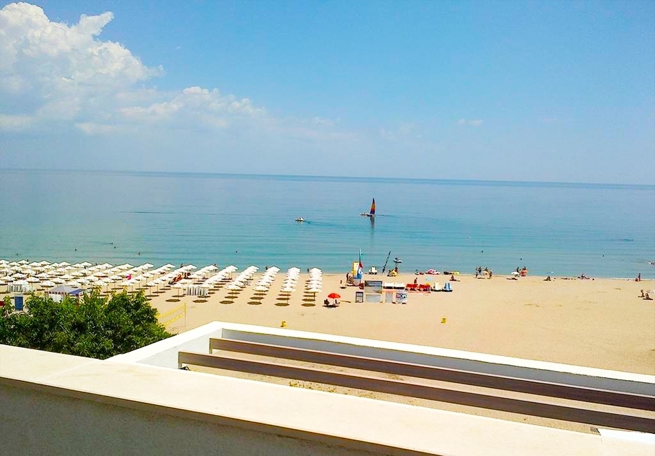 На първа линия през юни в Созопол: Нощувка за двама или четирима в студио, апартамент или мезонет от апартхотел Азур