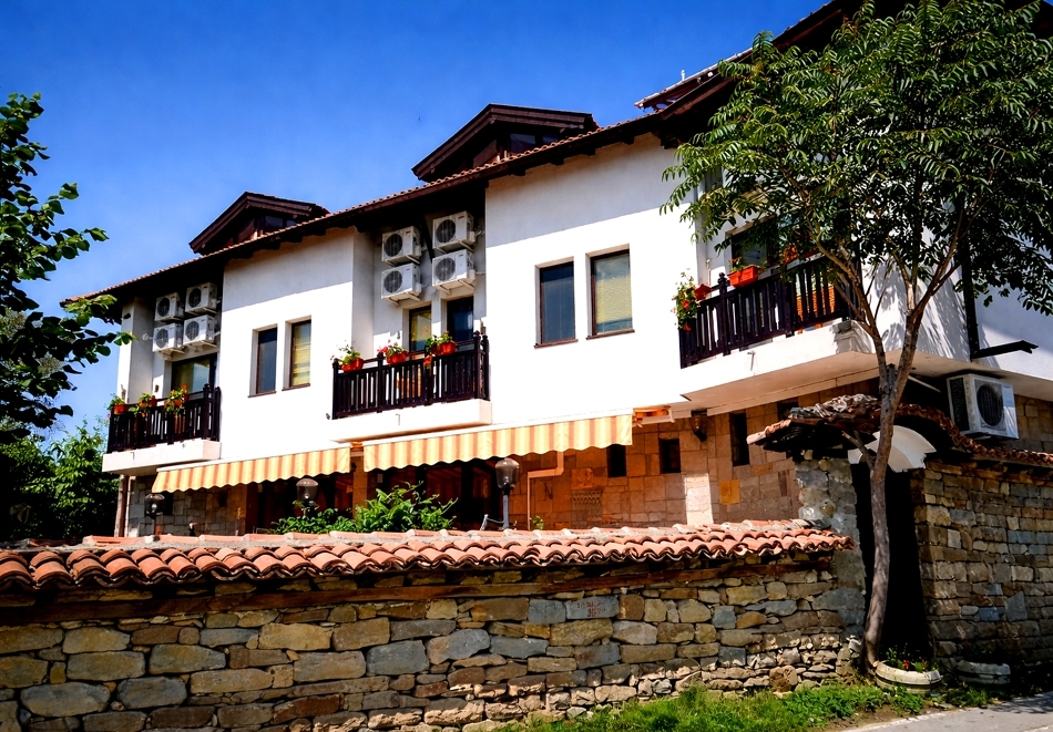 Почивка в Арбанаси: Нощувка на човек със закуска или закуска и вечеря от хотел Елена