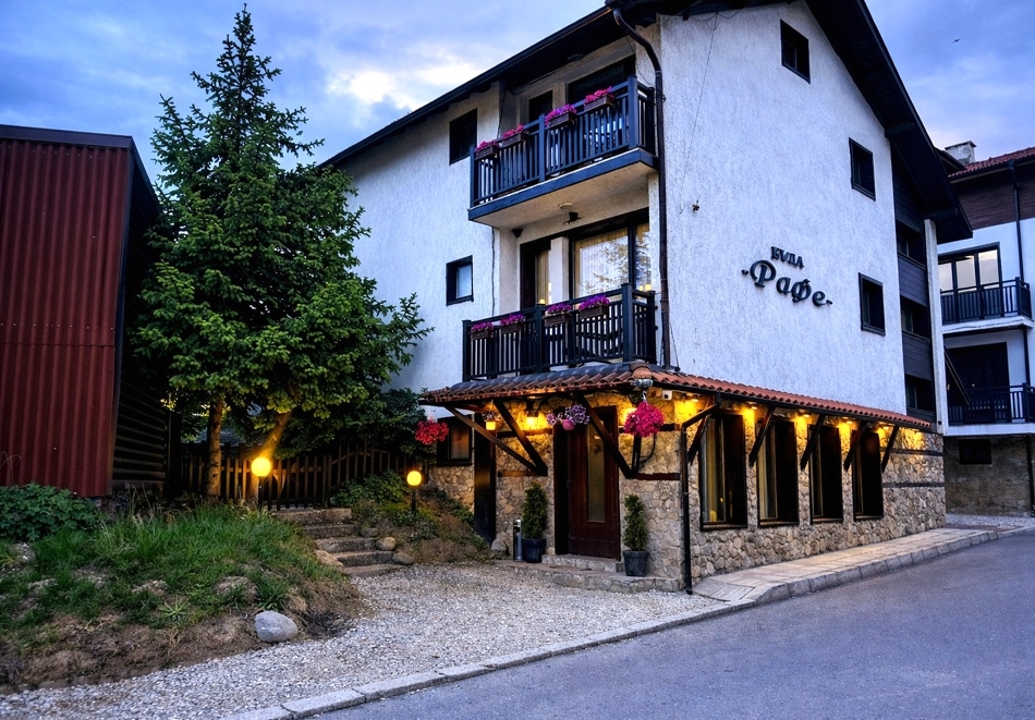 Почивка в Добринище: Нощувка на човек с опция за закуска от Къща за гости Рафе