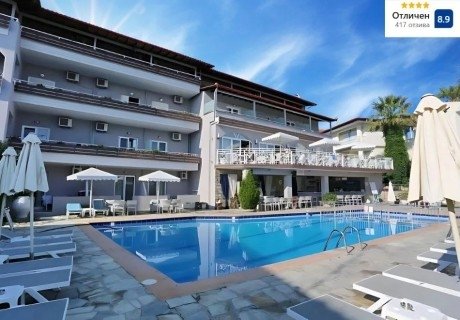 На 300м. от плажа в Ханиоти, Гърция: Нощувка на човек със закуска и възможност за вечеря + басейн в хотел Tropical****