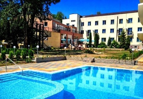 Почивка в хотел Дружба 1, Банкя: 5 или 10 нощувки на човек със закуски, обеди и вечери + Медицински преглед с процедури + външен или вътрешен минерален басейн