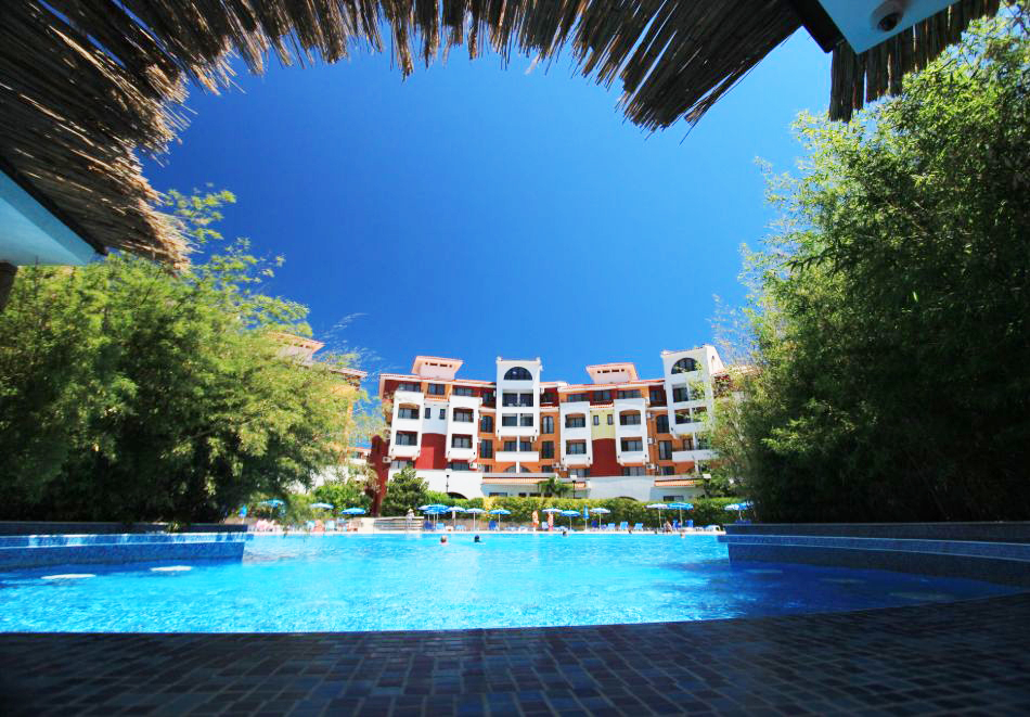 През Май и Юни на 1-ва линия в Ахелой! Нощувка със закуска 2-ма, 3-ма или 4-ма + басейн във ваканционно селище Марина Кейп. Дете до 12г. - безплатно, снимка 4