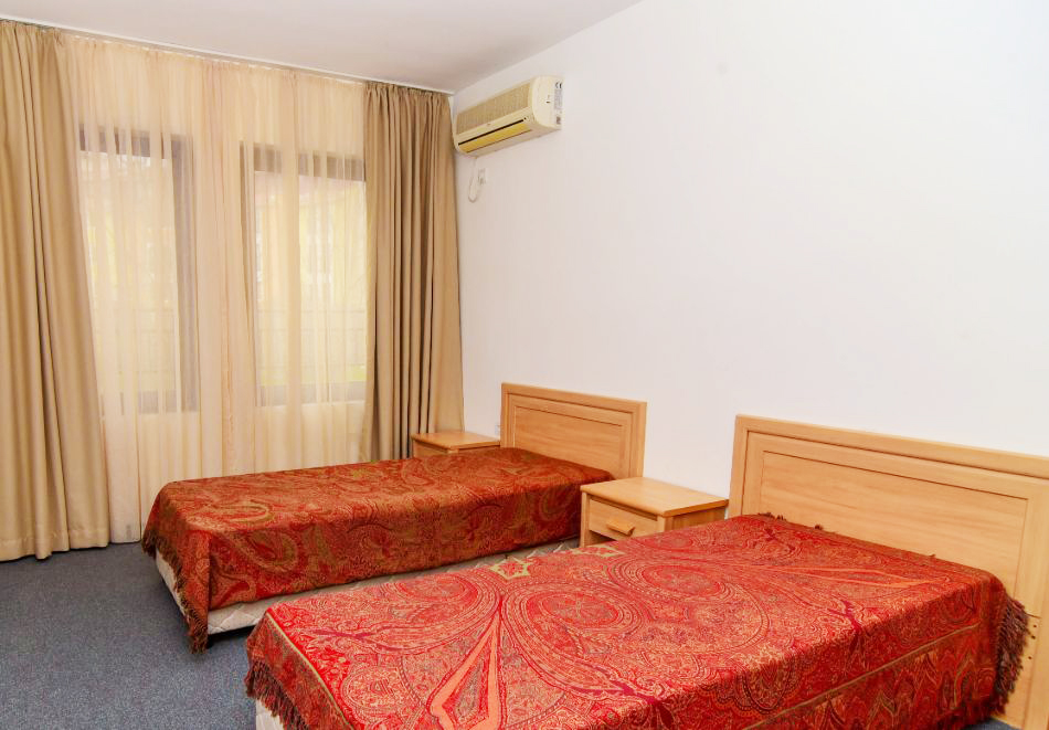 През Май и Юни на 1-ва линия в Ахелой! Нощувка със закуска 2-ма, 3-ма или 4-ма + басейн във ваканционно селище Марина Кейп. Дете до 12г. - безплатно, снимка 19