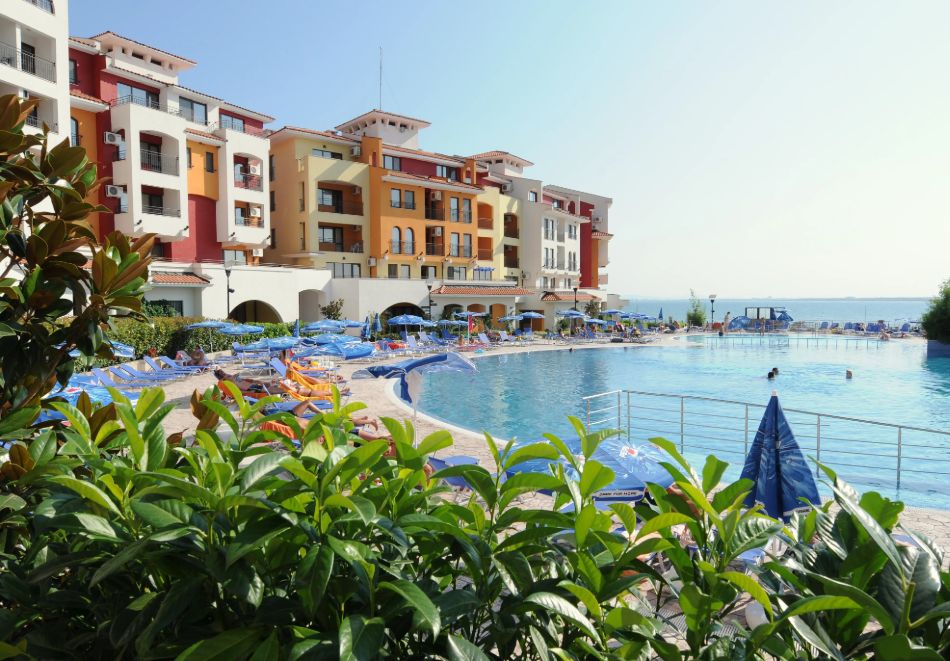 През Май и Юни на 1-ва линия в Ахелой! Нощувка със закуска 2-ма, 3-ма или 4-ма + басейн във ваканционно селище Марина Кейп. Дете до 12г. - безплатно, снимка 16