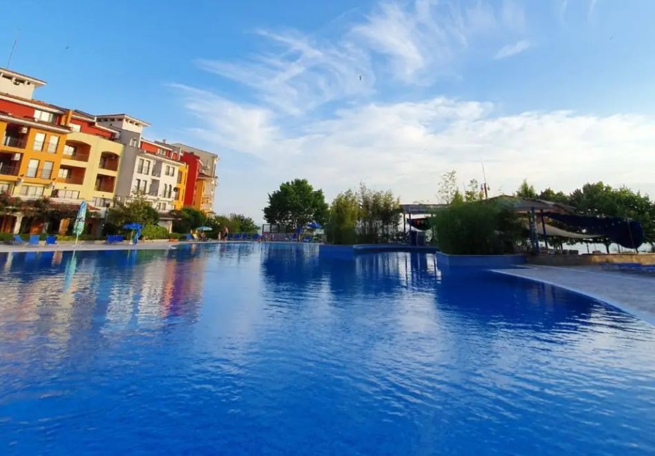 През Май и Юни на 1-ва линия в Ахелой! Нощувка със закуска 2-ма, 3-ма или 4-ма + басейн във ваканционно селище Марина Кейп. Дете до 12г. - безплатно, снимка 7