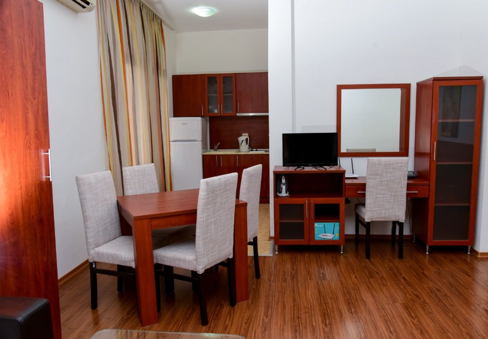 През Май и Юни на 1-ва линия в Ахелой! Нощувка със закуска 2-ма, 3-ма или 4-ма + басейн във ваканционно селище Марина Кейп. Дете до 12г. - безплатно, снимка 17