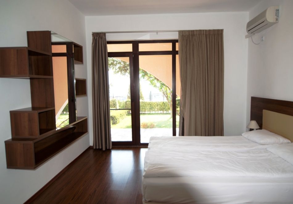 През Май и Юни на 1-ва линия в Ахелой! Нощувка със закуска 2-ма, 3-ма или 4-ма + басейн във ваканционно селище Марина Кейп. Дете до 12г. - безплатно, снимка 18