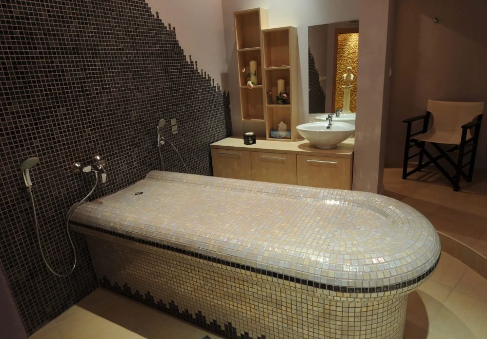 През Май и Юни на 1-ва линия в Ахелой! Нощувка със закуска 2-ма, 3-ма или 4-ма + басейн във ваканционно селище Марина Кейп. Дете до 12г. - безплатно, снимка 8