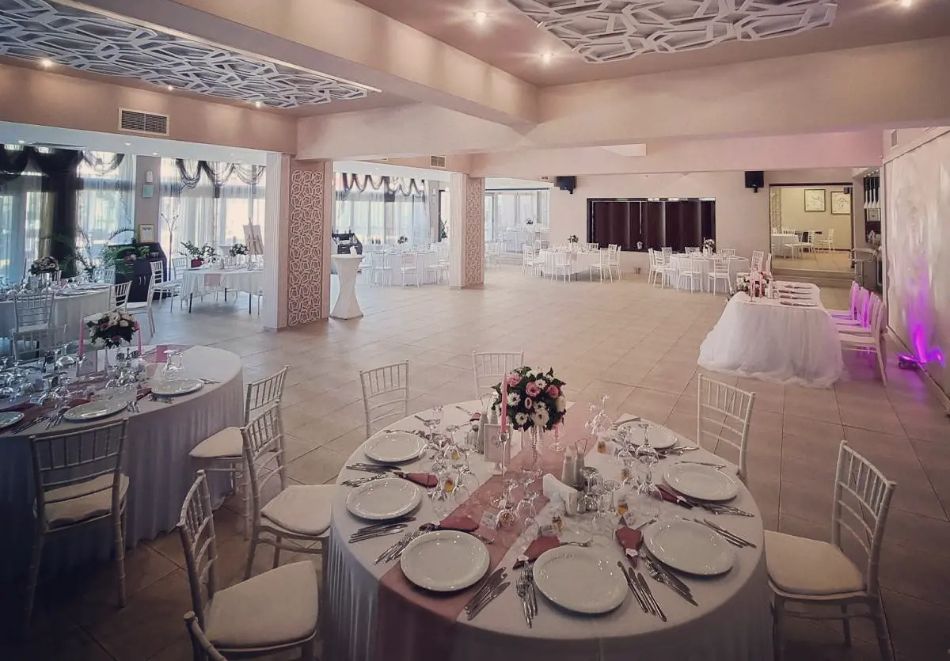 Нова Година в хотел Теодора Палас, Русе! 1 или 2 нощувки на човек със закуски и вечери, едната Празнична + Новогодишна програма с DJ и жива музика, снимка 12