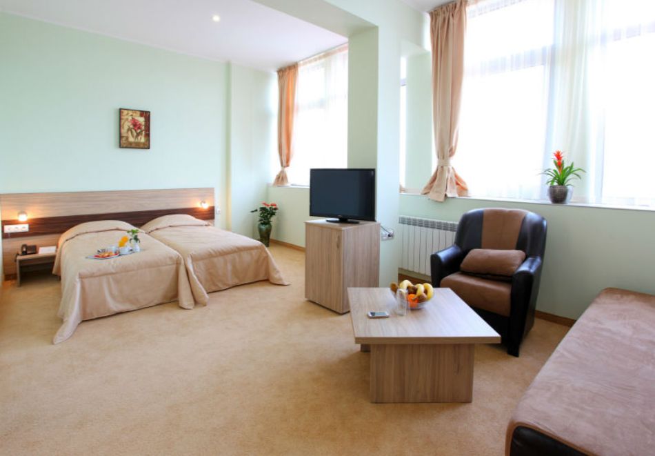 Нова Година в хотел Теодора Палас, Русе! 1 или 2 нощувки на човек със закуски и вечери, едната Празнична + Новогодишна програма с DJ и жива музика, снимка 8