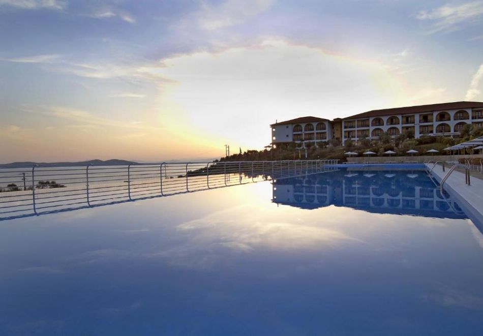 На първа линия през май в Урануполи, Гърция: Нощувка на човек на база All Inclusive + басейн в Akrathos Beach Hotel 4*. Безплатно дете до 6г., снимка 7