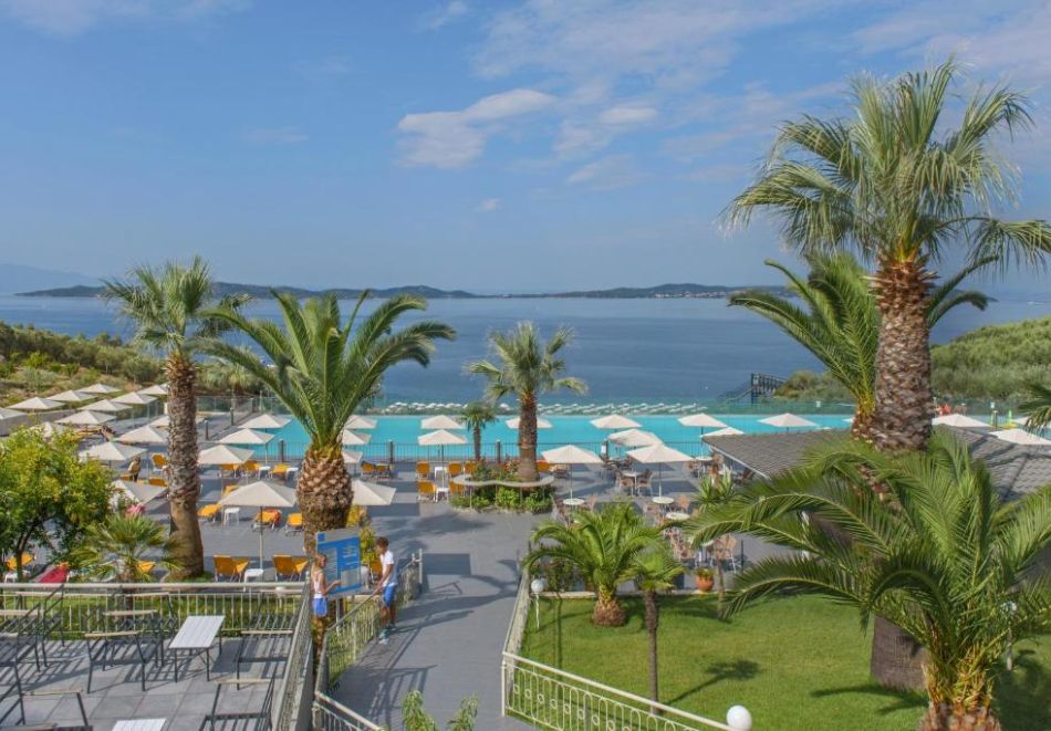 На първа линия през май в Урануполи, Гърция: Нощувка на човек на база All Inclusive + басейн в Akrathos Beach Hotel 4*. Безплатно дете до 6г., снимка 8