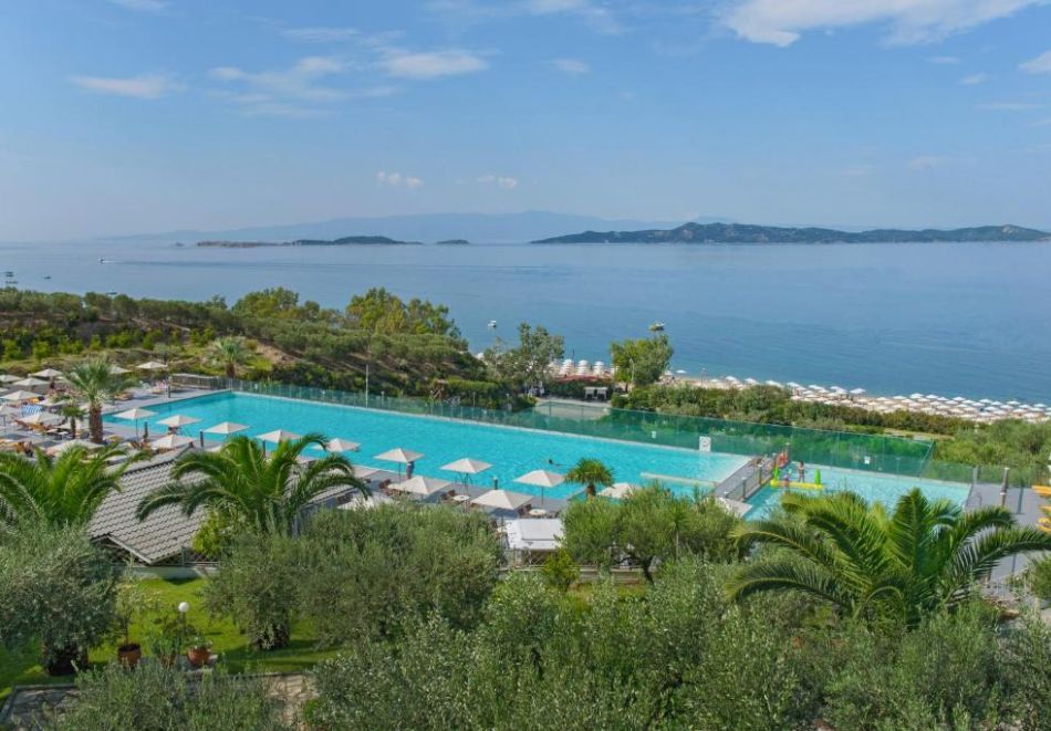 На първа линия през май в Урануполи, Гърция: Нощувка на човек на база All Inclusive + басейн в Akrathos Beach Hotel 4*. Безплатно дете до 6г., снимка 6