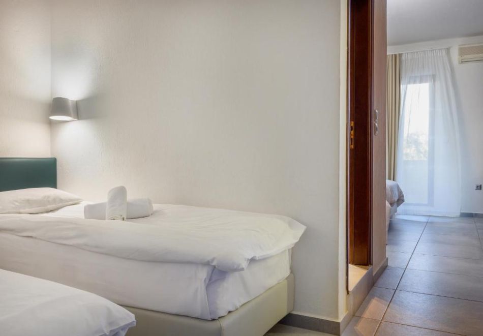 На първа линия през май в Урануполи, Гърция: Нощувка на човек на база All Inclusive + басейн в Akrathos Beach Hotel 4*. Безплатно дете до 6г., снимка 11