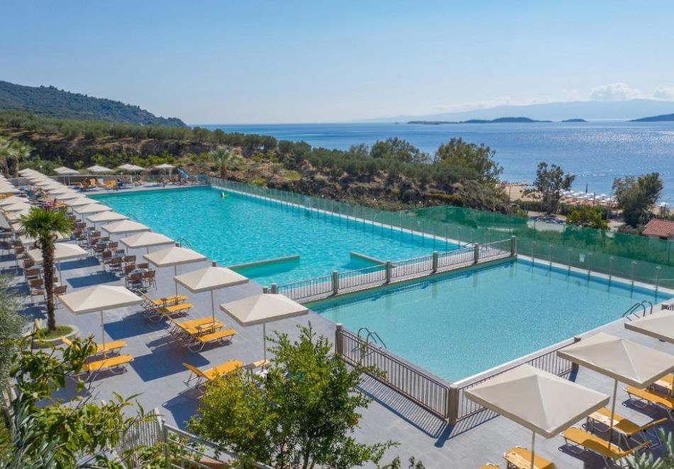 На първа линия през май в Урануполи, Гърция: Нощувка на човек на база All Inclusive + басейн в Akrathos Beach Hotel 4*. Безплатно дете до 6г., снимка 4