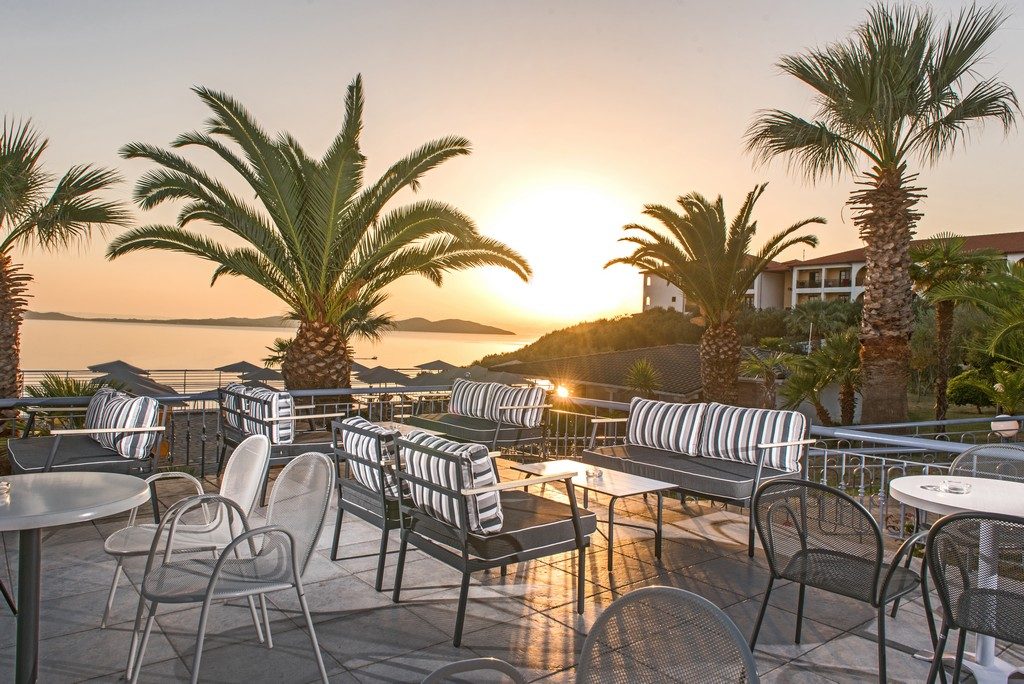 На първа линия през май в Урануполи, Гърция: Нощувка на човек на база All Inclusive + басейн в Akrathos Beach Hotel 4*. Безплатно дете до 6г., снимка 15