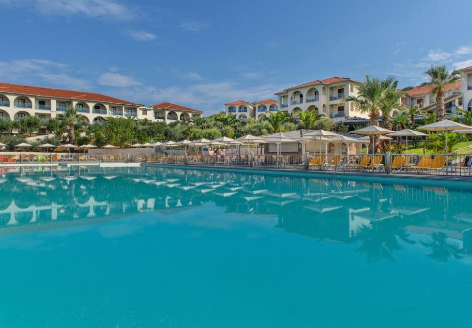 На първа линия през май в Урануполи, Гърция: Нощувка на човек на база All Inclusive + басейн в Akrathos Beach Hotel 4*. Безплатно дете до 6г., снимка 3