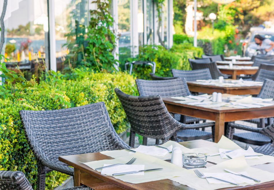На първа линия в Xenios Dolphin Beach Hotel***, Касандра, Гърция! Нощувка за ДВАМА със закуска и вечеря + басейн, снимка 14