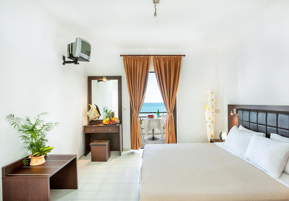 На първа линия в Xenios Dolphin Beach Hotel***, Касандра, Гърция! Нощувка за ДВАМА със закуска и вечеря + басейн, снимка 12