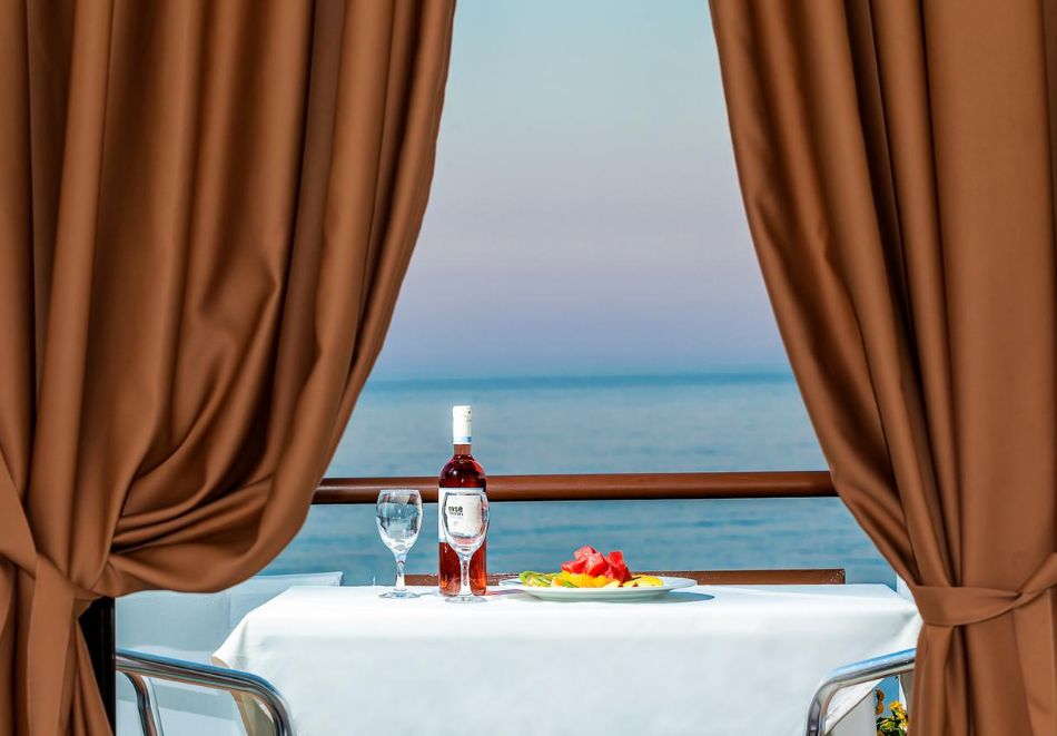 На първа линия в Xenios Dolphin Beach Hotel***, Касандра, Гърция! Нощувка за ДВАМА със закуска и вечеря + басейн, снимка 11