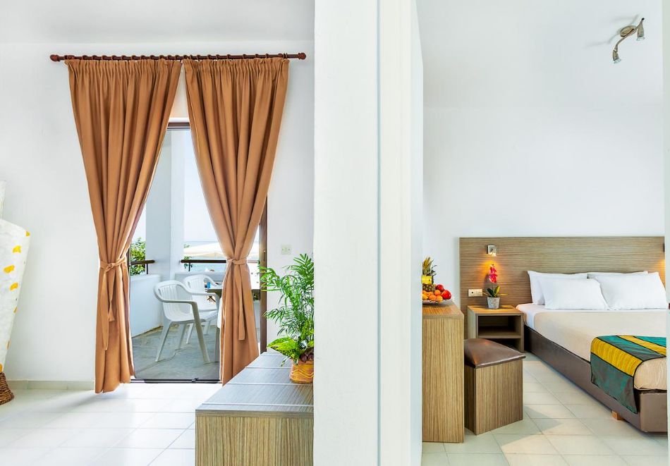 На първа линия в Xenios Dolphin Beach Hotel***, Касандра, Гърция! Нощувка за ДВАМА със закуска и вечеря + басейн, снимка 7