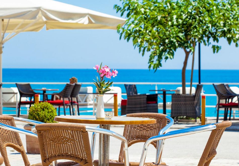 На първа линия в Xenios Dolphin Beach Hotel***, Касандра, Гърция! Нощувка за ДВАМА със закуска и вечеря + басейн, снимка 13