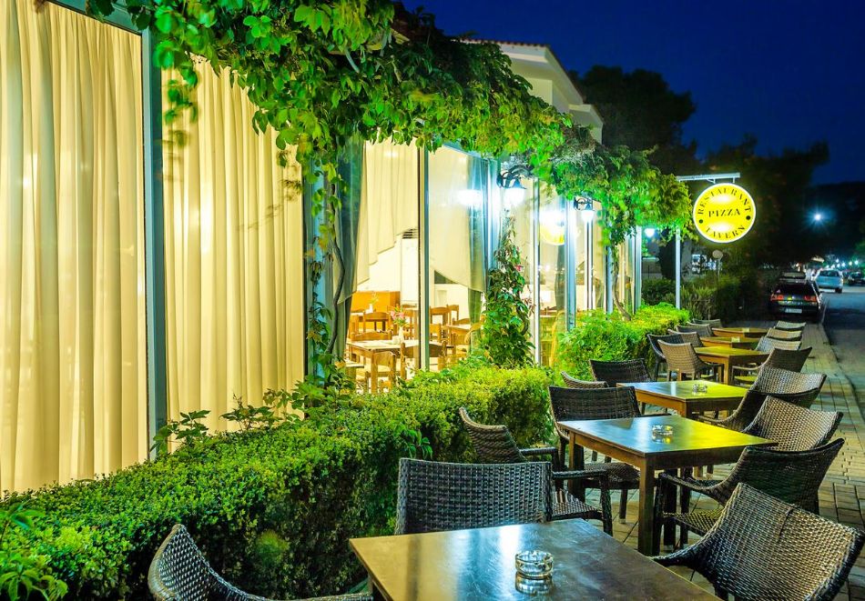 На първа линия в Xenios Dolphin Beach Hotel***, Касандра, Гърция! Нощувка за ДВАМА със закуска и вечеря + басейн, снимка 15