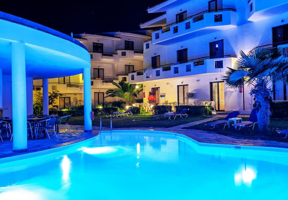 На първа линия в Xenios Dolphin Beach Hotel***, Касандра, Гърция! Нощувка за ДВАМА със закуска и вечеря + басейн, снимка 3