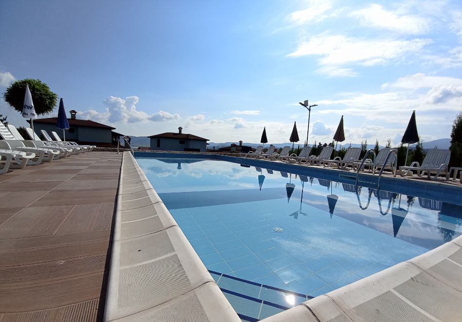 Нощувка за ДВАМА със закуска и вечеря или закуска, обяд и вечеря + басейн и релакс пакет в Семеен хотел Да Вю, Цигов чарк, снимка 12