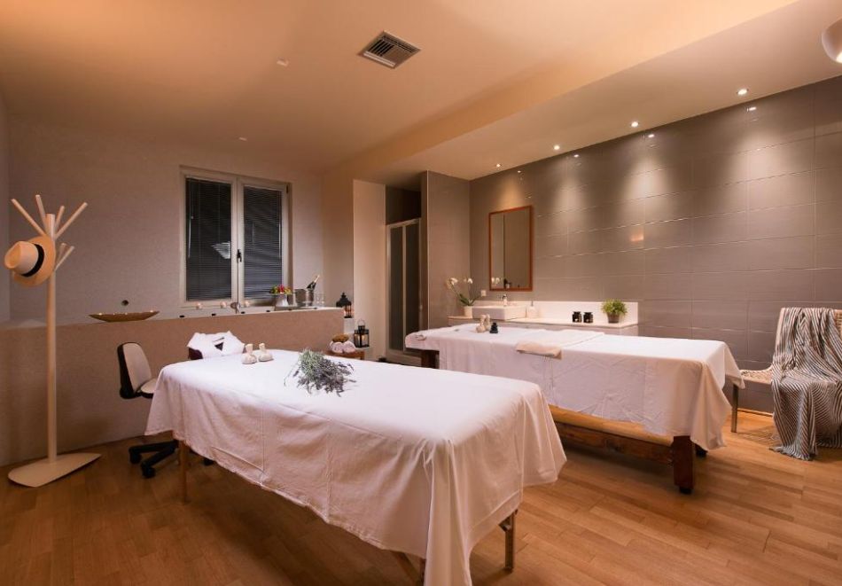 На първа линия в Криопиги, Гърция: Нощувка на човек със закуска и вечеря + басейн и частен плаж с чадър и шезлонг в Kassandra Palace Seaside Resort*****, снимка 11