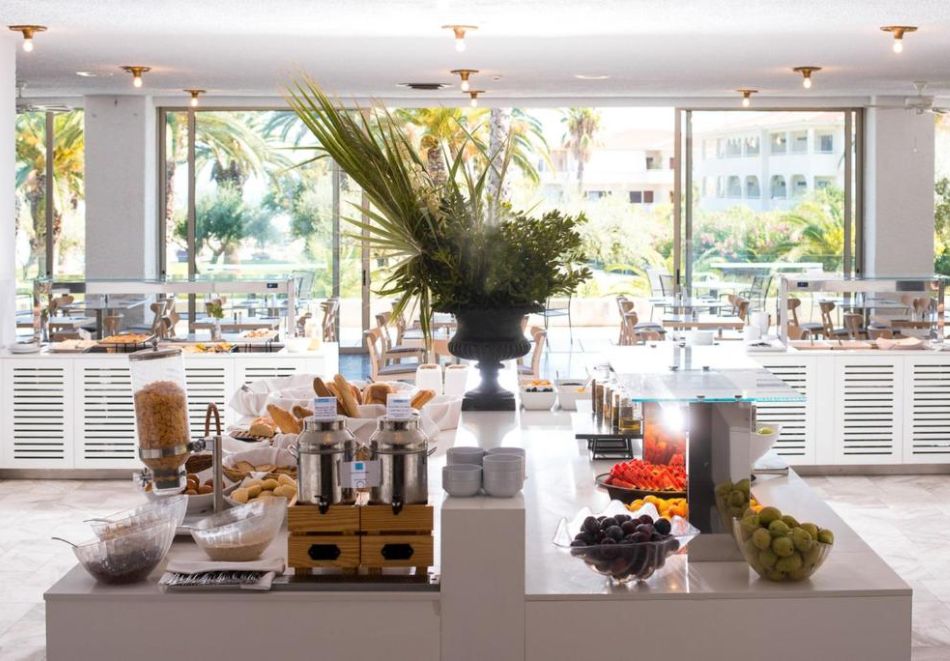 На първа линия в Криопиги, Гърция: Нощувка на човек със закуска и вечеря + басейн и частен плаж с чадър и шезлонг в Kassandra Palace Seaside Resort*****, снимка 15