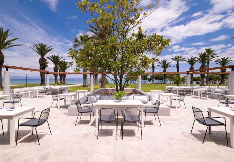 На първа линия в Криопиги, Гърция: Нощувка на човек със закуска и вечеря + басейн и частен плаж с чадър и шезлонг в Kassandra Palace Seaside Resort*****, снимка 14