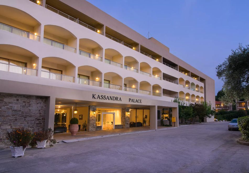 На първа линия в Криопиги, Гърция: Нощувка на човек със закуска и вечеря + басейн и частен плаж с чадър и шезлонг в Kassandra Palace Seaside Resort*****, снимка 3