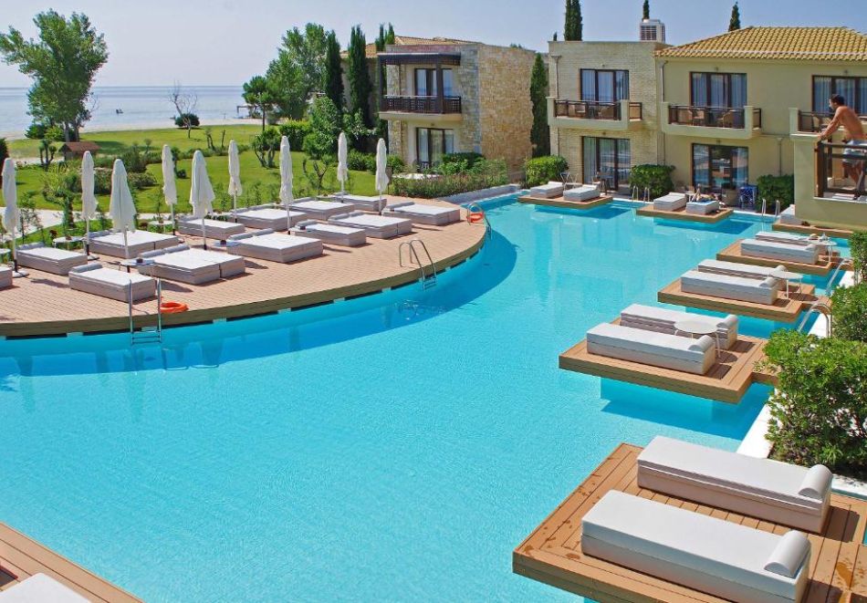 На първа линия в Mediterranean Village 5*, Паралия Катерини! Нощувка за ДВАМА със закуска и вечеря + басейн. Дете до 7г. БЕЗПЛАТНО!, снимка 12