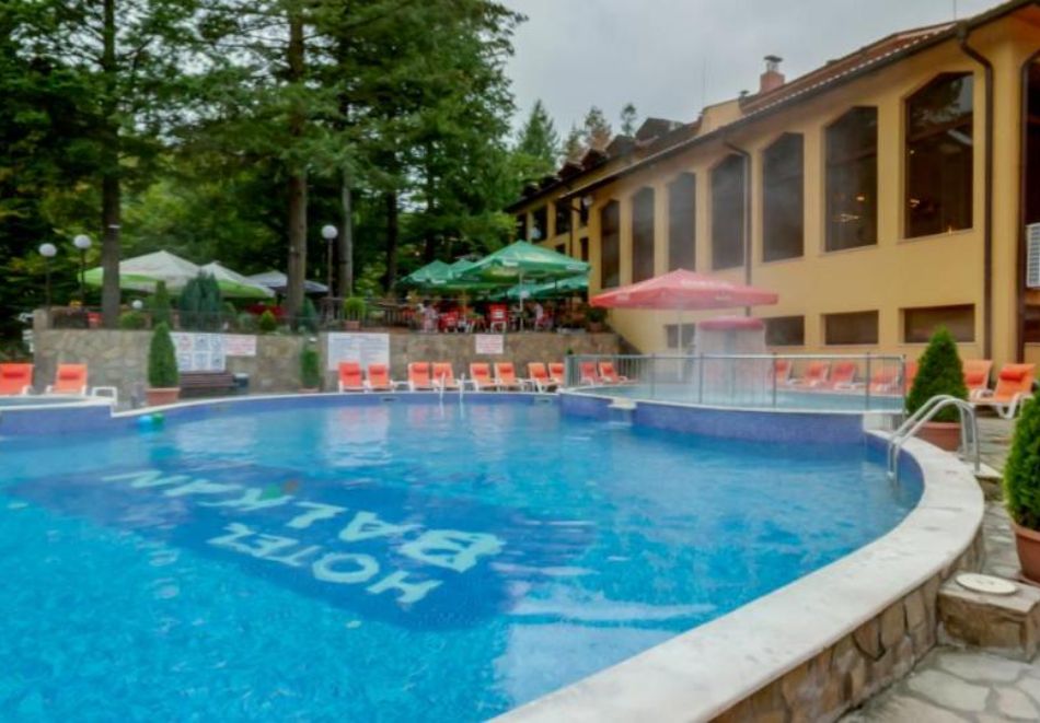 Коледа в хотел Балкан, с. Чифлик! 3 или 4 нощувки на човек със закуски и две вечери, едната Празнична + външен басейн с минерална вода и релакс зона, снимка 4