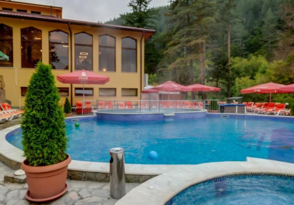 Коледа в хотел Балкан, с. Чифлик! 3 или 4 нощувки на човек със закуски и две вечери, едната Празнична + външен басейн с минерална вода и релакс зона, снимка 3