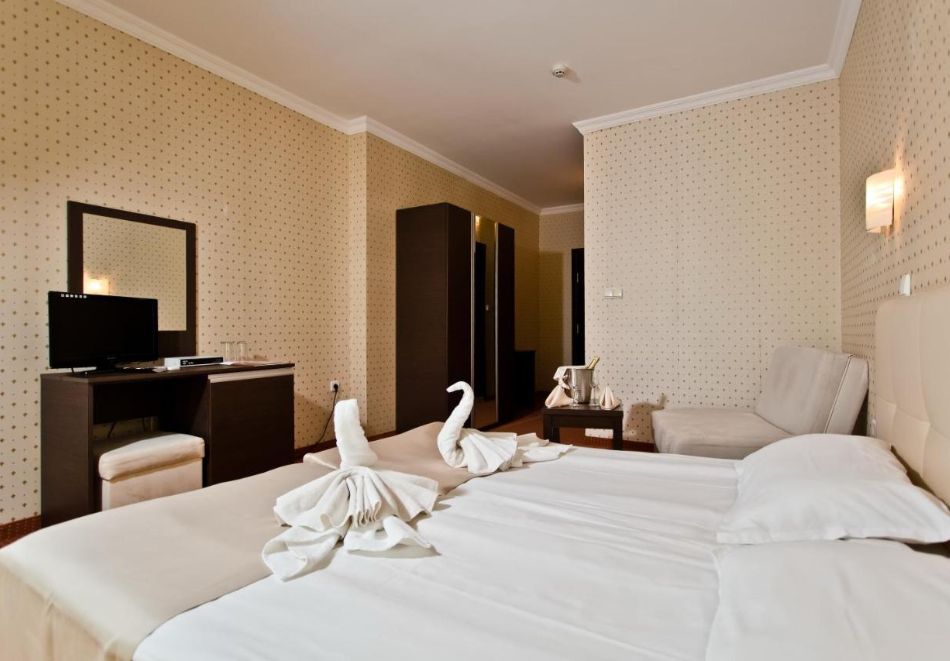 От 14.07 до 30.09 на море в Свети Влас: Нощувка на човек на база All Inclusive + басейн от хотел Свети Георги Палас! Дете до 12.99г. - БЕЗПЛАТНО!!!, снимка 13