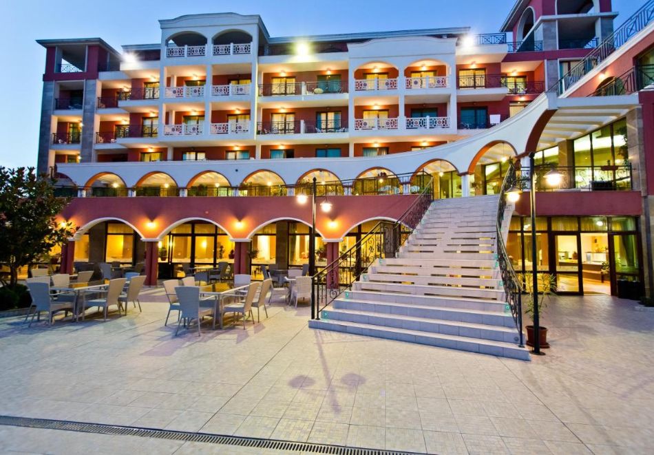 От 14.07 до 30.09 на море в Свети Влас: Нощувка на човек на база All Inclusive + басейн от хотел Свети Георги Палас! Дете до 12.99г. - БЕЗПЛАТНО!!!, снимка 7