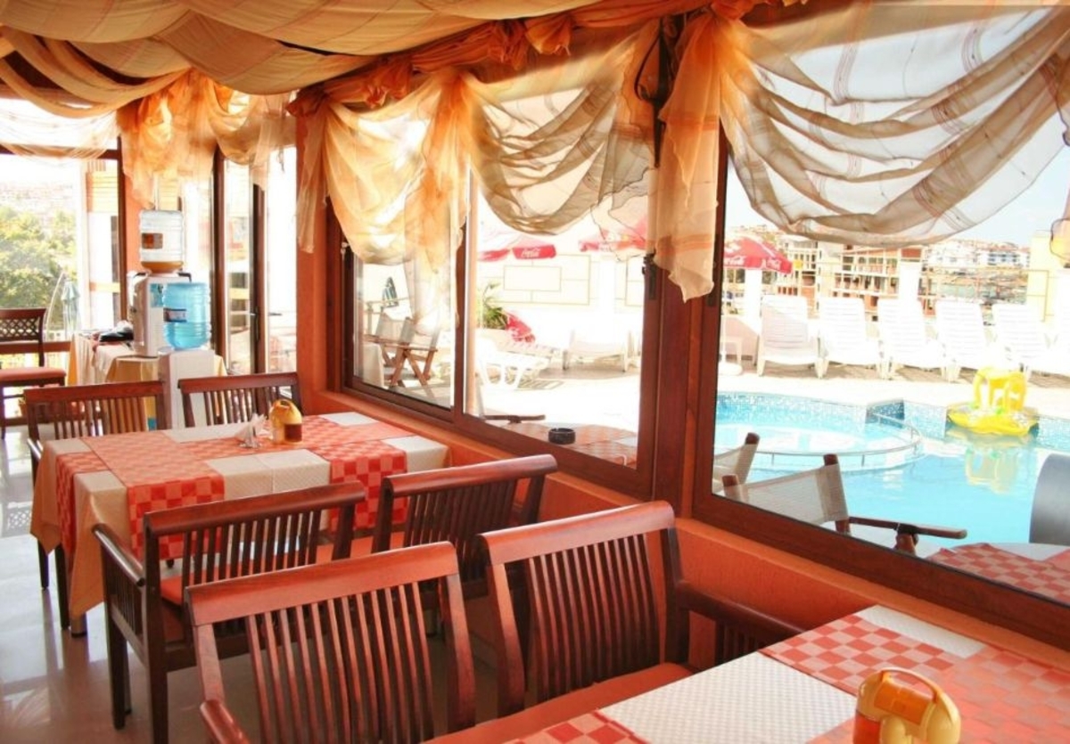 На ПЪРВА линия в Созопол: Нощувка на човек + басейн в хотел Аполис. Дете до 11.99г - БЕЗПЛАТНО!, снимка 4