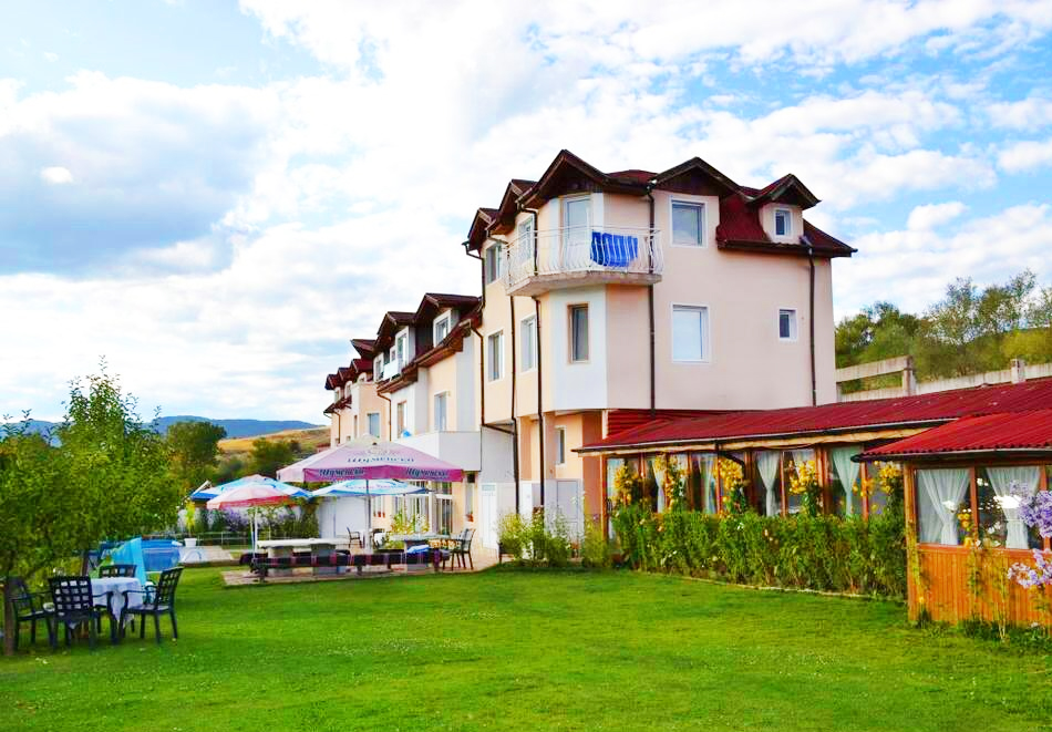 Нова 2026 година край Доспат! 2 или повече нощувки в хотел с капацитет 40 човека в хотел Зенит, Сатовча, снимка 2