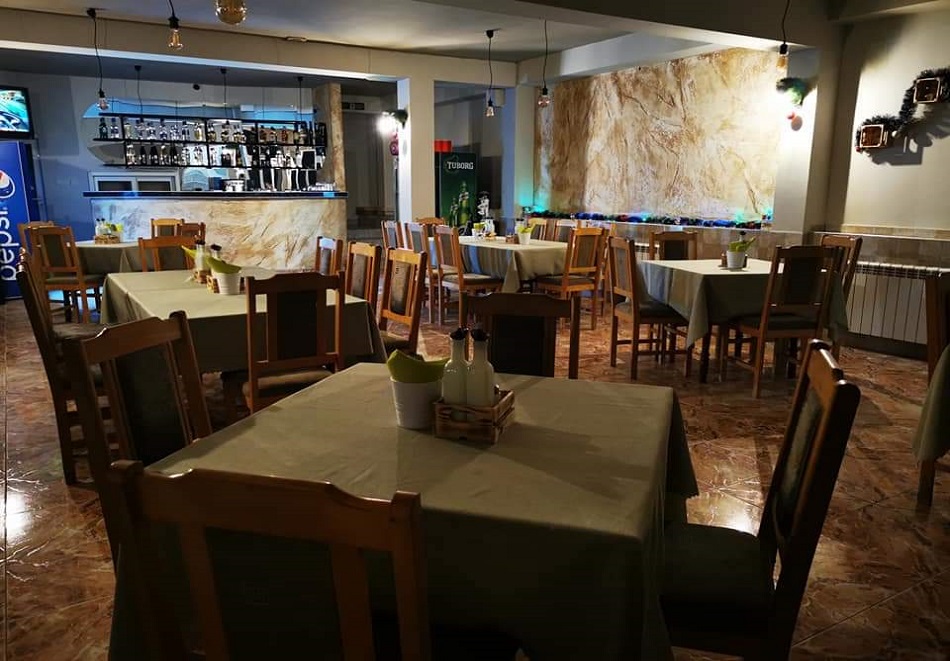 Нова 2026 година край Доспат! 2 или повече нощувки в хотел с капацитет 40 човека в хотел Зенит, Сатовча, снимка 12