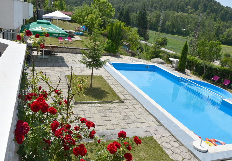 Нова 2026 година край Доспат! 2 или повече нощувки в хотел с капацитет 40 човека в хотел Зенит, Сатовча, снимка 4