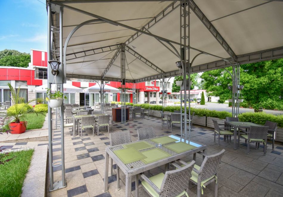 Нова Година в хотел Теодора Палас, Русе! 1 или 2 нощувки на човек със закуски и вечери, едната Празнична + Новогодишна програма с DJ и жива музика, снимка 6